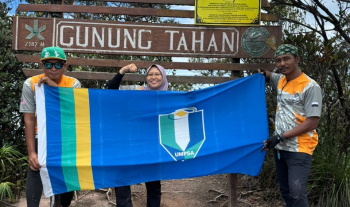 3 STAF KIBAR BENDERA UMPSA TAWAN PUNCAH GUNUNG TAHAN